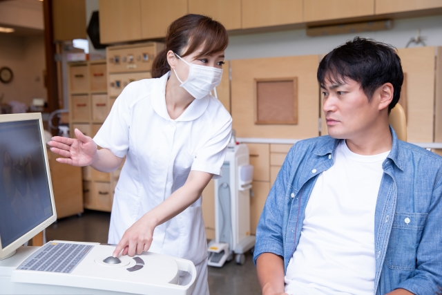 説明を受ける男性